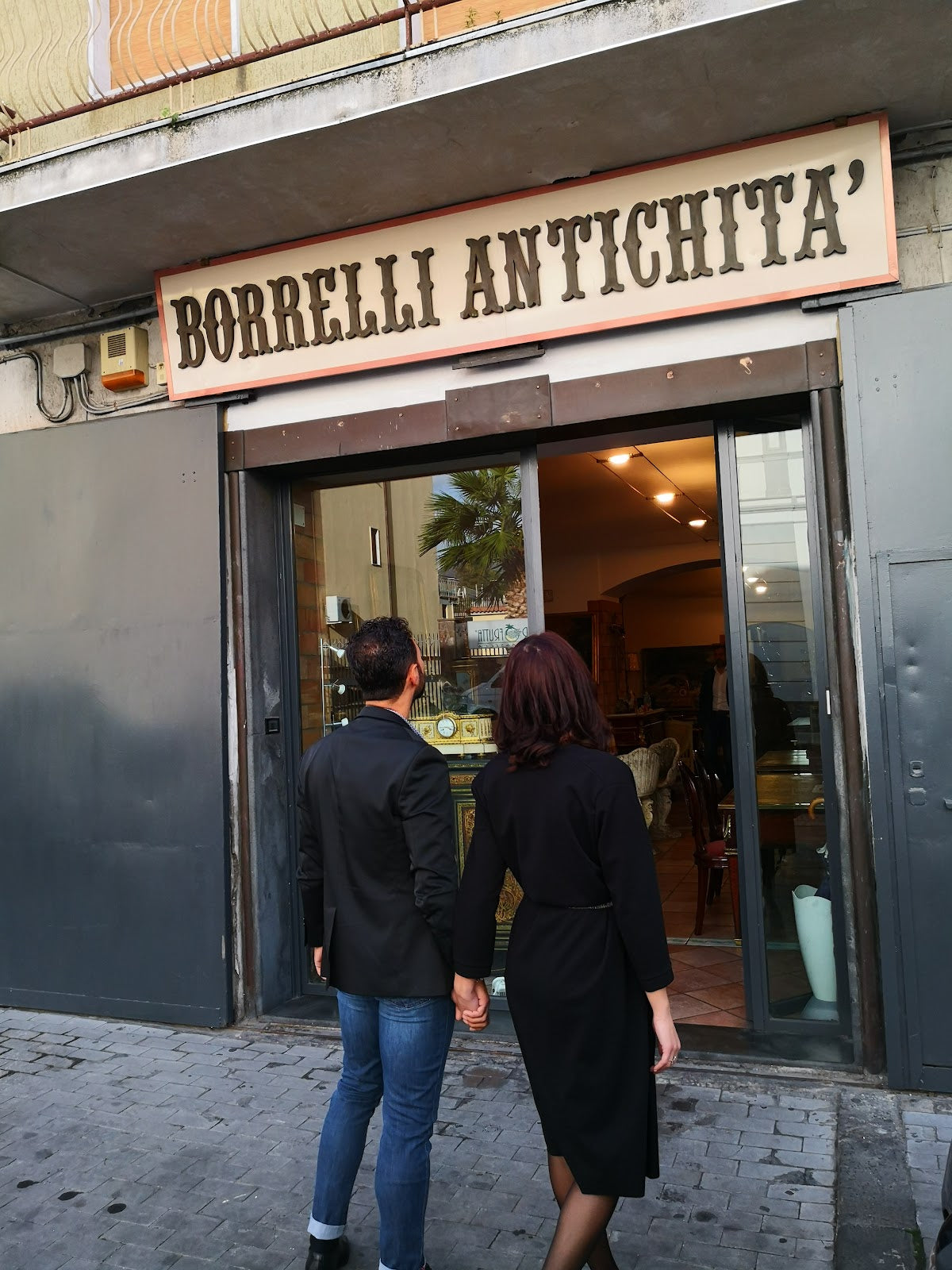 borrelliantichita s.r.l - negozio vintage a Napoli (foto via Google Maps)
