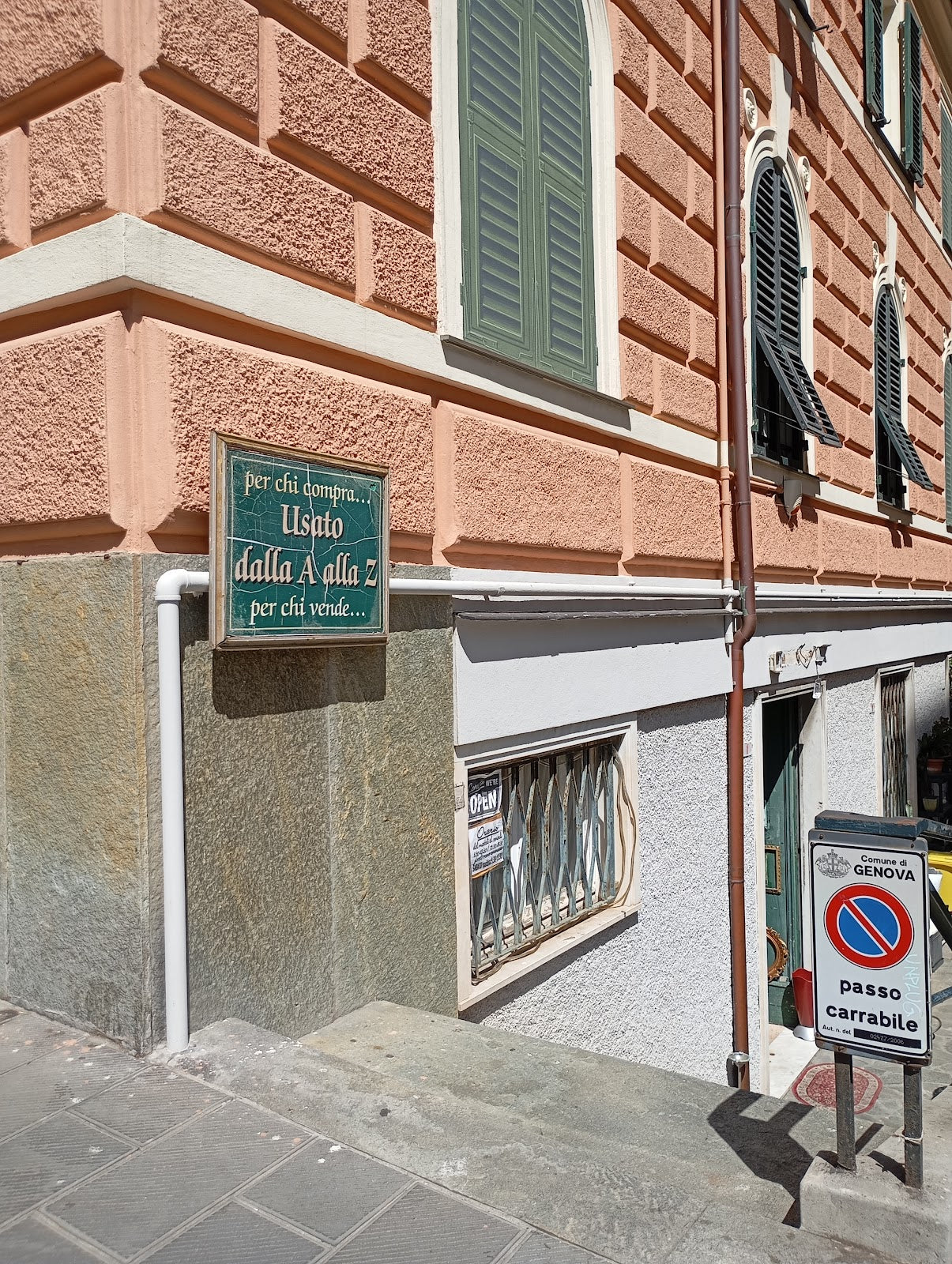 Usato dalla A alla Z - negozio vintage a Genova (foto via Google Maps)