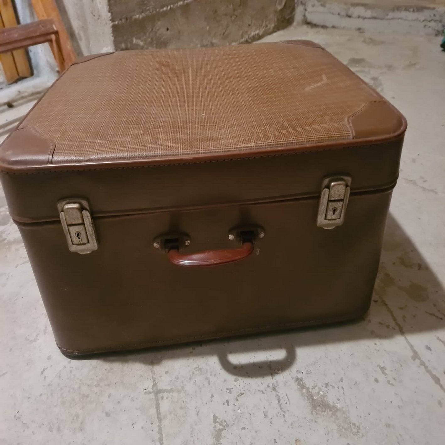 Valigia in cartone retrò-vintage