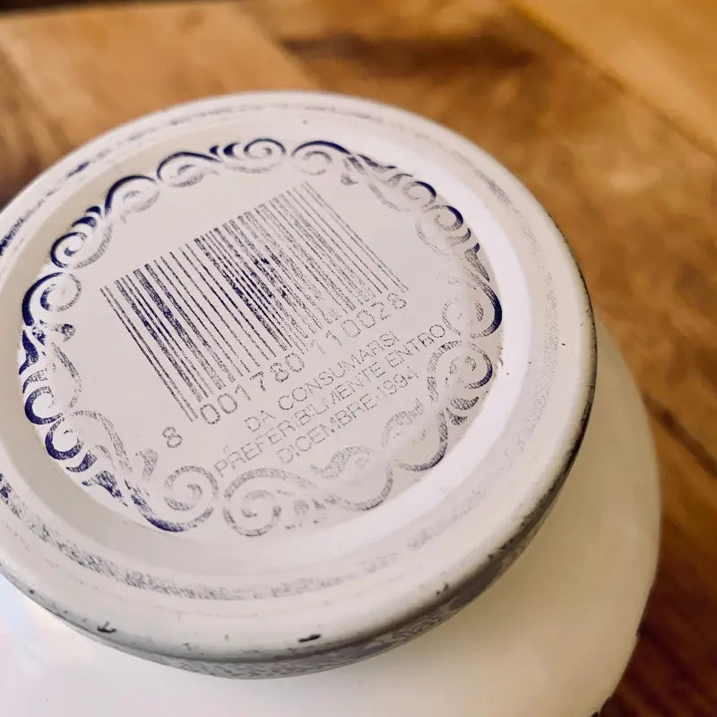 Coperchio circolare bianco con bordo decorativo e codice a barre stampato sulla parte superiore.