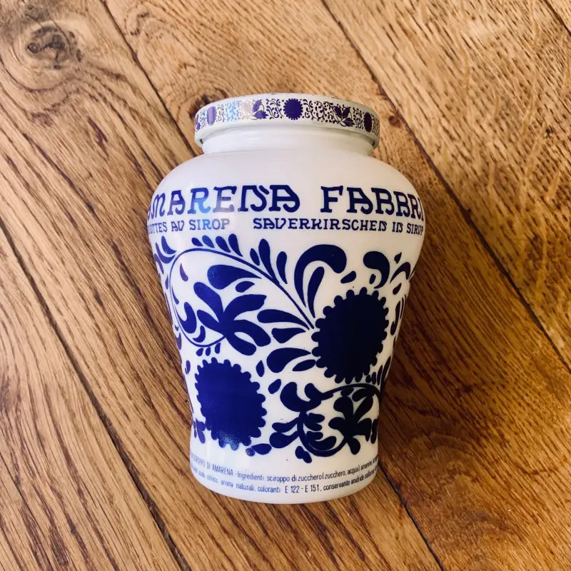 Vaso in ceramica con disegni floreali blu e testo, probabilmente per conservare i crauti.