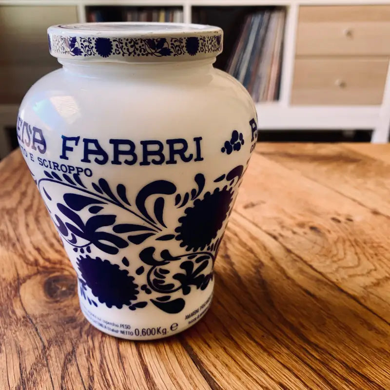Vaso decorativo in ceramica con motivi floreali blu e marchio ’Fabbri’.