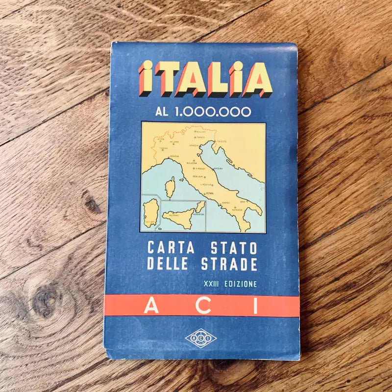 Libretto di cartine stradali italiane d’epoca con la scritta ’ITALIA’ in bella evidenza sulla copertina blu.