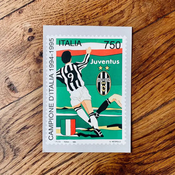 Francobollo italiano con un giocatore di calcio della Juventus e il logo della squadra.