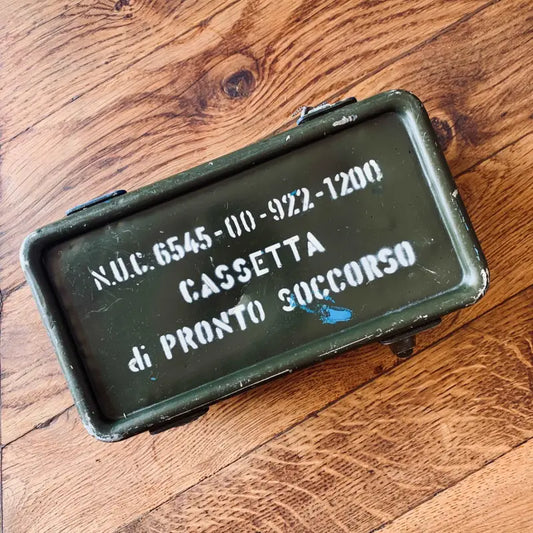 Cassetta pronto soccorso militare vintage con materiale medico d’epoca - Italia 1972 - Attrezzatura militare