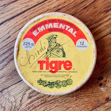 Confezione circolare di formaggio Emmental Tigre da 225 grammi.