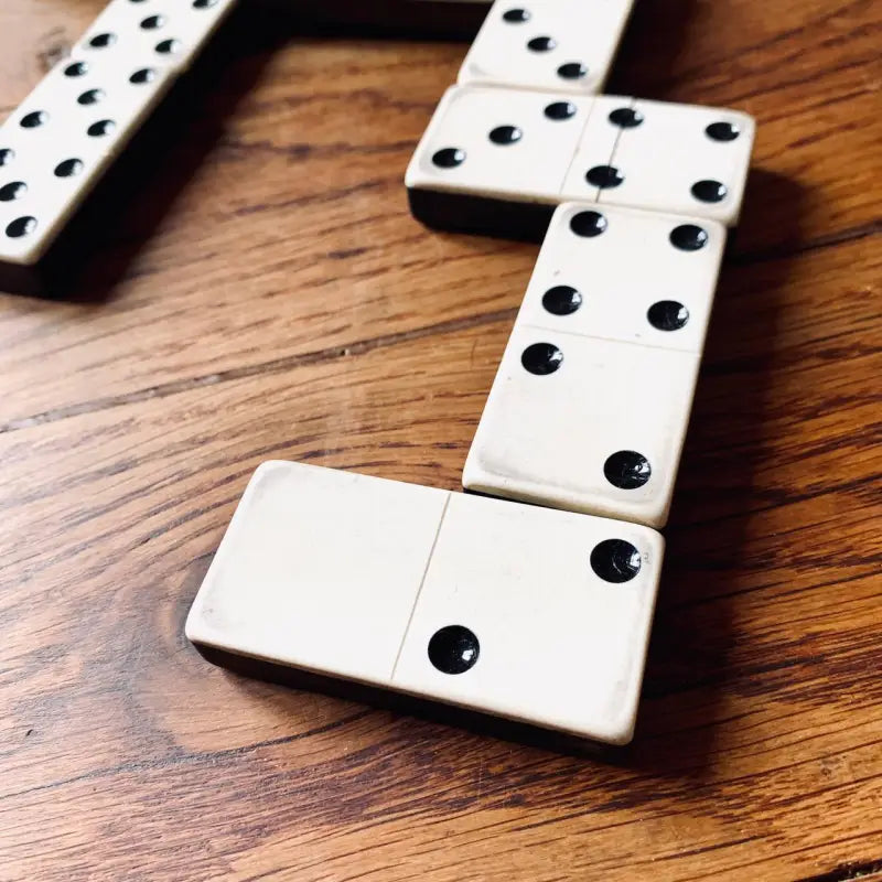 Set Domino Vintage Completo – 28 Pezzi In Resina, 4 Supporti In Legno, Borsa Portaoggetti EVA, Ideale Per Viaggi, Picnic E Serate In Famiglia