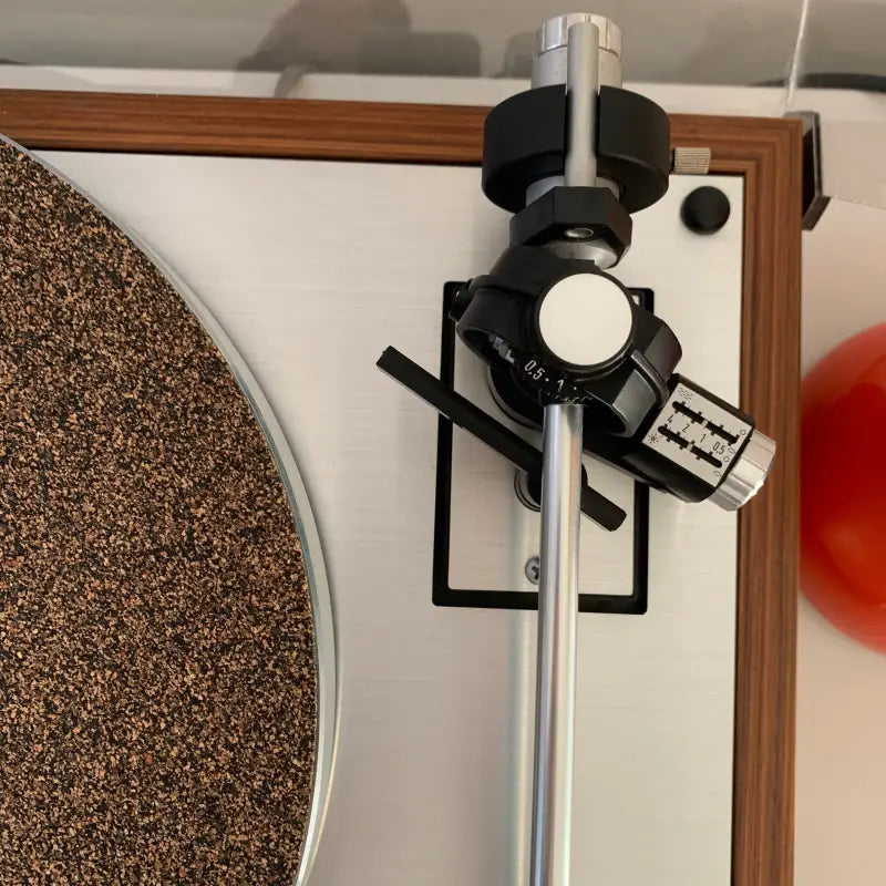 Braccio del giradischi posizionato su un disco in vinile.