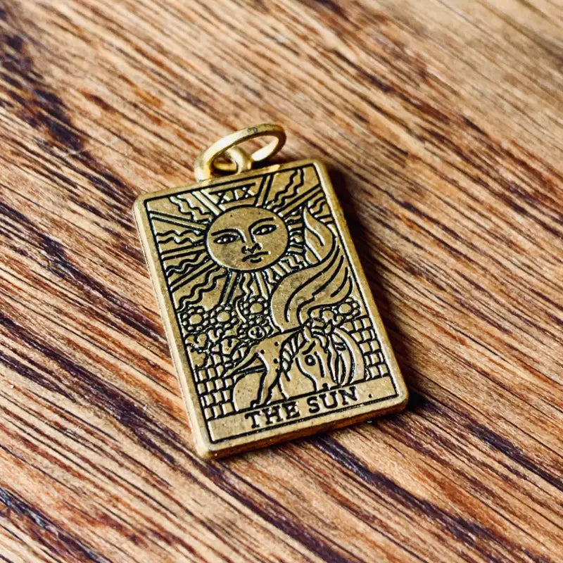 Ciondolo in oro raffigurante gli arcani del Sole.