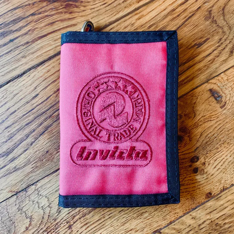 Portafoglio in tessuto rosa con logo Invicta in rilievo e finiture nere.