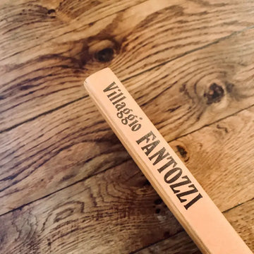 Dorso del libro con il titolo ’Viaggio Fantastico’ su una superficie di legno.