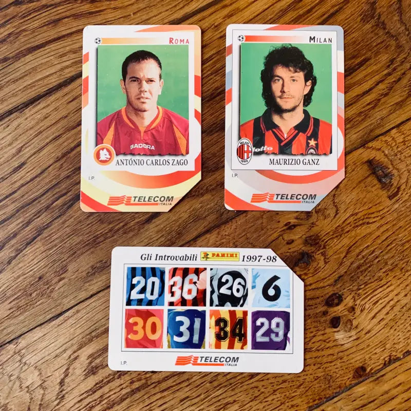 Carte collezionabili di calcio con i ritratti dei giocatori e una carta numero della stagione 1997-98.