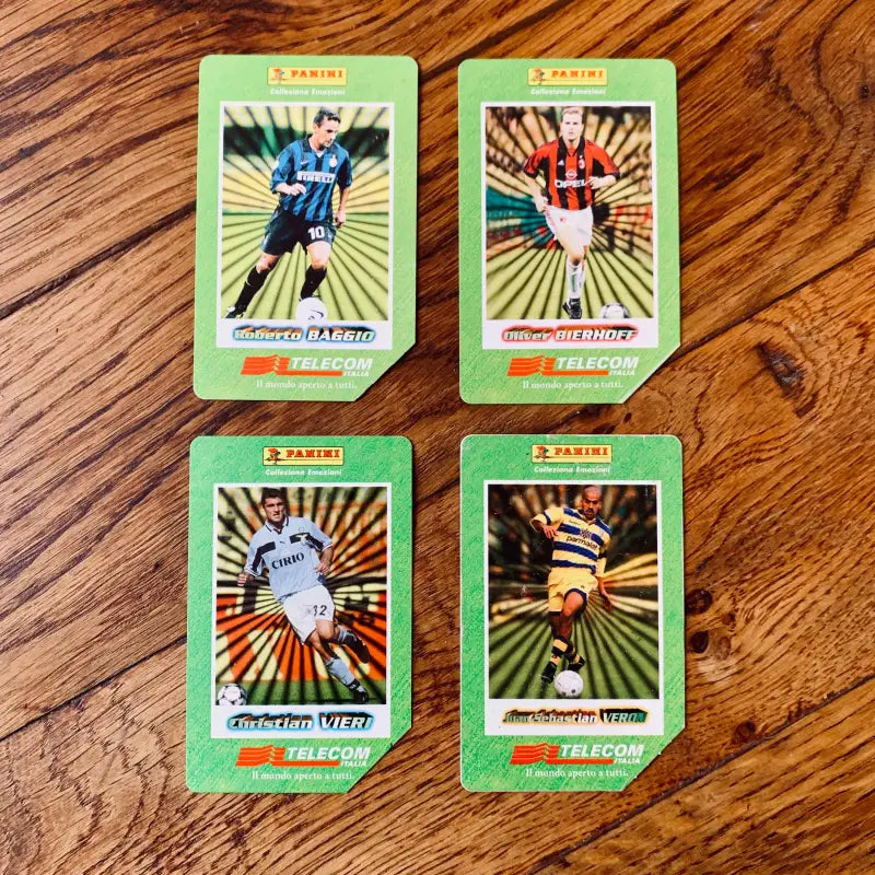 Quattro carte collezionabili di calcio in stile vintage con giocatori in diverse uniformi di squadra.