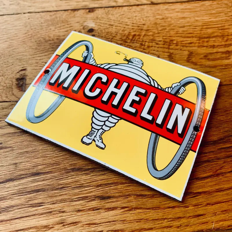 Insegna con logo Michelin in stile vintage con l’iconico personaggio dell’omino Michelin.