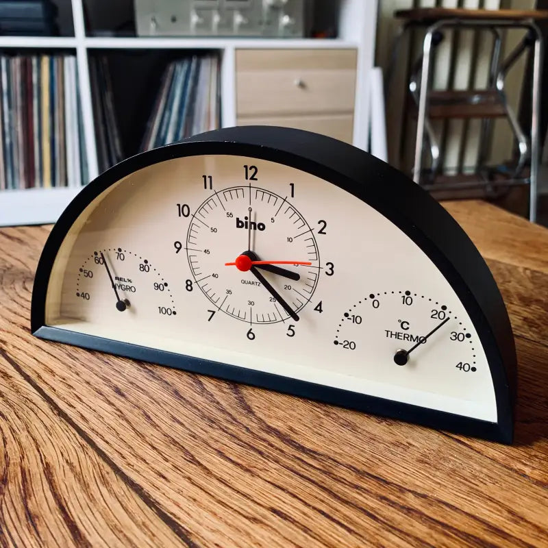 Orologio da tavolo semicircolare con indicatori di temperatura e umidità.