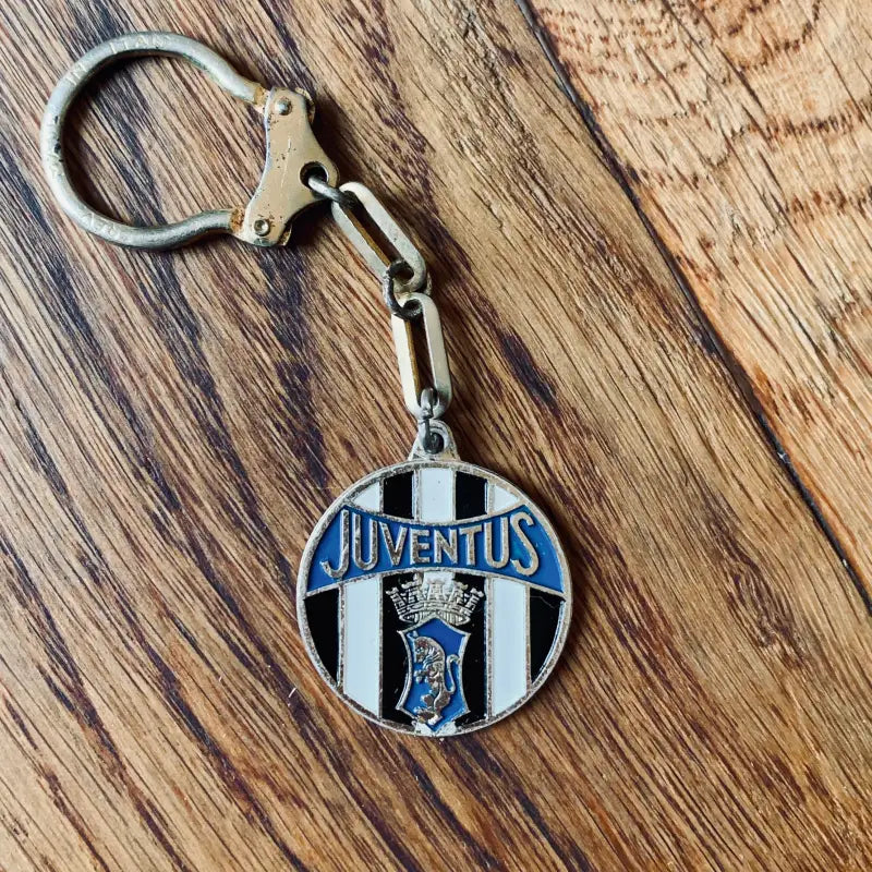 Portachiavi del club calcistico Juventus con il logo e i colori della squadra.