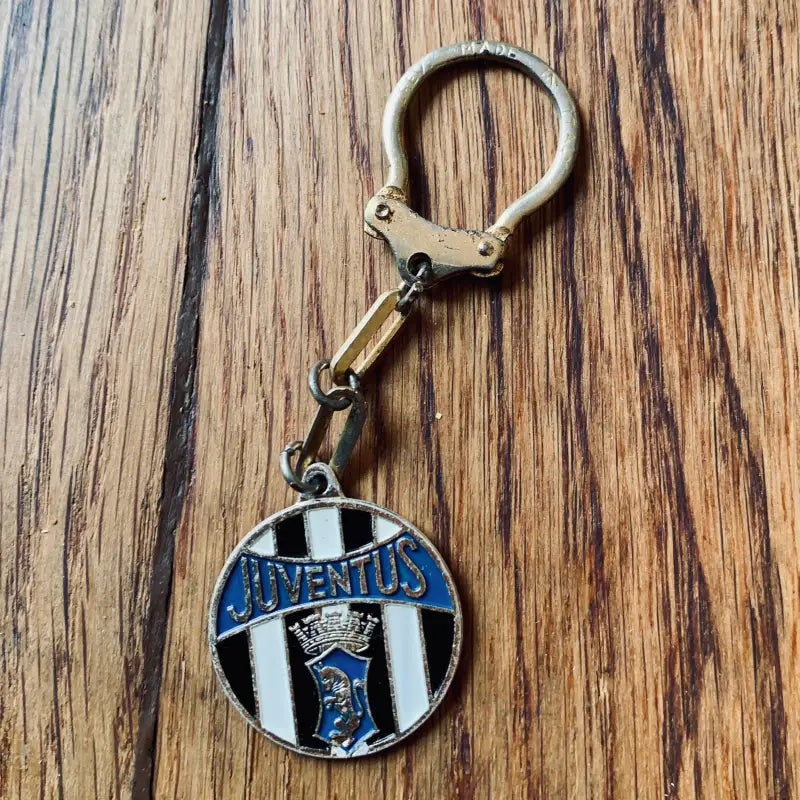 Portachiavi del club calcistico Juventus con il logo e i colori della squadra.