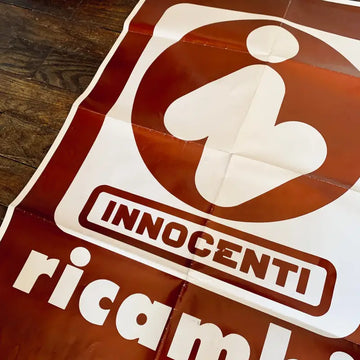 Logo di Innocenti Ricambi con una figura umana stilizzata all’interno di un cerchio rosso.