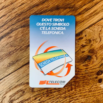 Scheda telefonica italiana di Telecom con logo e testo colorati.