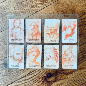 Collezione di otto carte d’arte con schizzi o disegni nei toni del rosso-arancio.