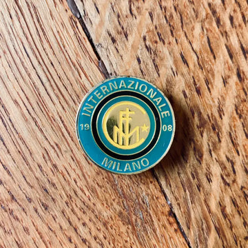 Stemma circolare o emblema della squadra di calcio Inter Milan con il logo e l’anno di fondazione.