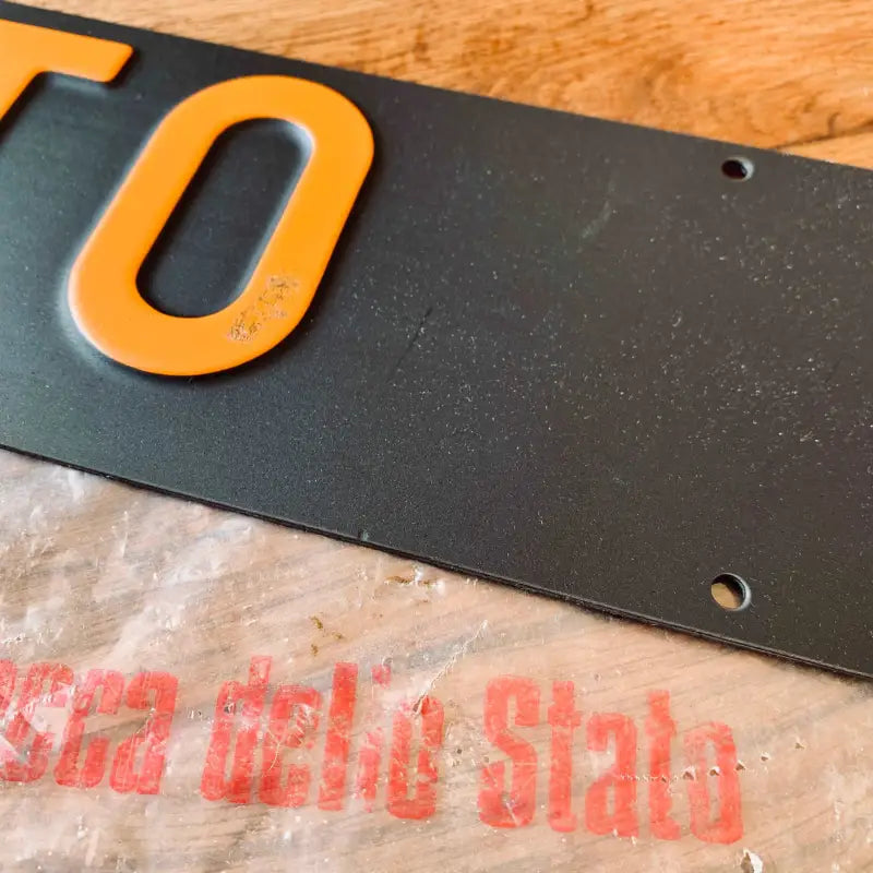 Targa auto vintage TO Torino in plastica con busta originale - Italia 1970 - Targhe e Insegne