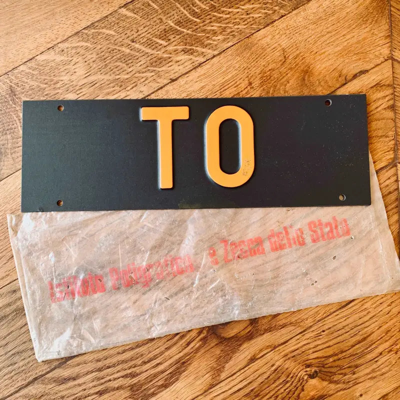 Targa auto vintage TO Torino in plastica con busta originale - Italia 1970 - Targhe e Insegne