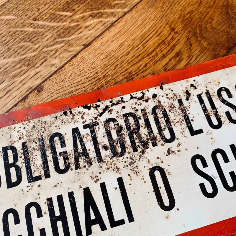 Targa vintage industriale ’E’ obbligatorio l’uso degli occhiali o schermo’ - Italia 1970 - Targhe e Insegne