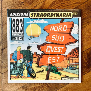 Copertina dell’album ’Edizione Straordinaria’ con un’illustrazione colorata di un cartello direzionale e due persone su una moto.