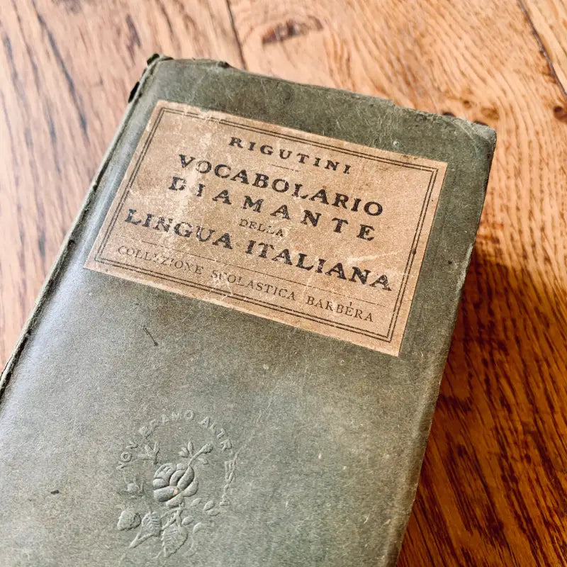 Vecchio dizionario o vocabolario di lingua italiana con copertina verde usurata.